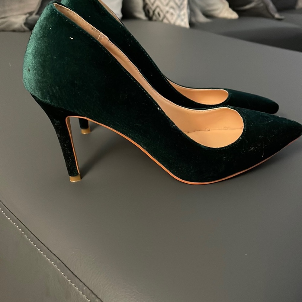 Velvet green low kitten heels size 9 us. Never worn